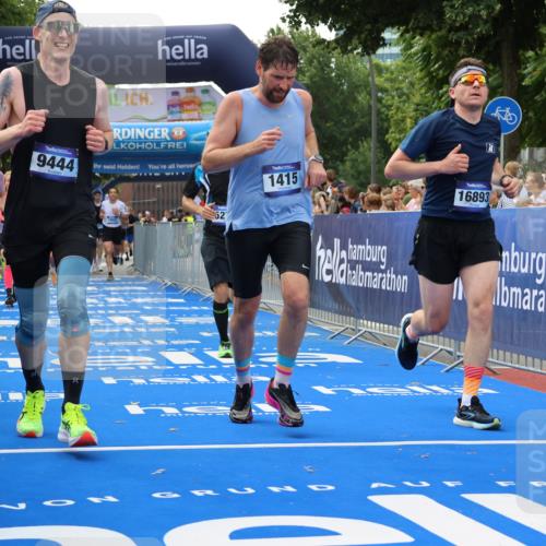 29.06.2025 - hella hamburg halbmarathon Strokosch-Dieckow http://msf.ph/oto/8488000 29.06.2025 10:44:16 Ziel 1220, 1413, 1415, 1902, 4999, 5231, 5275, 5884, 7005, 7191, 8722, 9444, 12159, 12528, 14686, 14687, 15225, 15280, 16301, 16316, 16547, 16803, 16893, 17748, 18691 meine-sportfotos.de