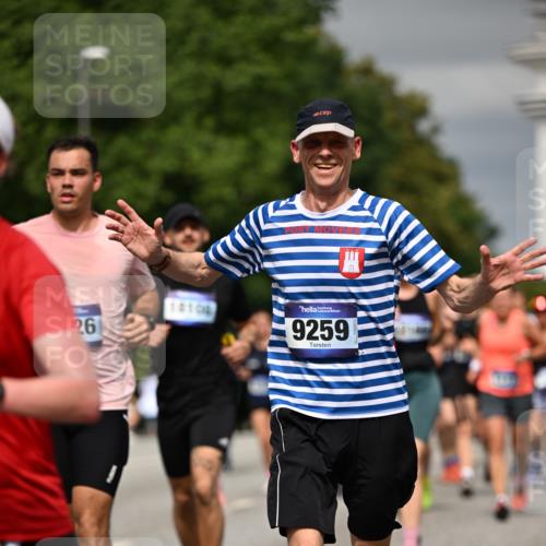 29.06.2025 - hella hamburg halbmarathon Dr. Thomas Lammeyer http://msf.ph/oto/8488047 29.06.2025 10:21:20 Kennedybrücke 1083, 1137, 1403, 2225, 2860, 2908, 3210, 3464, 3466, 3622, 3802, 3803, 5390, 5929, 5930, 5995, 6126, 6128, 6328, 6488, 6520, 6522, 6786, 6941, 7114, 7115, 7291, 7345, 7945, 8210, 8253, 8309, 8558, 8895, 8983, 9259, 9647, 10377, 10592, 10620, 10735 meine-sportfotos.de