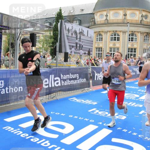29.06.2025 - hella hamburg halbmarathon Michael Strokosch http://msf.ph/oto/8488057 29.06.2025 10:44:08 Ziel 1391, 1558, 2816, 3021, 6705, 9081, 9633, 10193, 10930, 11346, 13123, 16506, 16648, 16697, 17516, 17977, 18004 meine-sportfotos.de