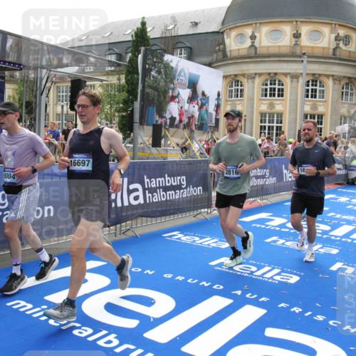 29.06.2025 - hella hamburg halbmarathon Michael Strokosch http://msf.ph/oto/8488191 29.06.2025 10:44:11 Ziel 1391, 2816, 3021, 4999, 5231, 9633, 10193, 10930, 11346, 13123, 14686, 15280, 16506, 16648, 16697, 17748, 17977, 18004 meine-sportfotos.de