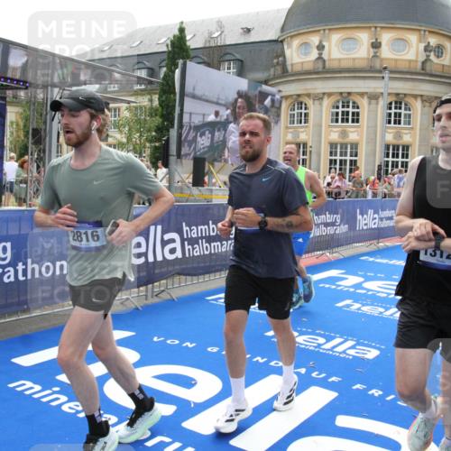 29.06.2025 - hella hamburg halbmarathon Michael Strokosch http://msf.ph/oto/8488213 29.06.2025 10:44:12 Ziel 1391, 2816, 3021, 4999, 5231, 9633, 10193, 10930, 12159, 13123, 14686, 14687, 15225, 15280, 16506, 16648, 16697, 17748, 17977, 18004, 18691 meine-sportfotos.de