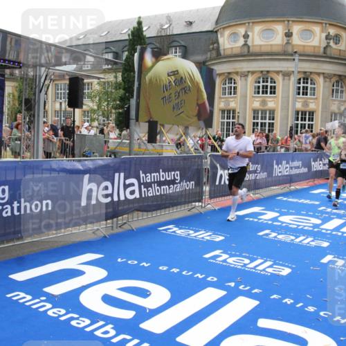 29.06.2025 - hella hamburg halbmarathon Michael Strokosch http://msf.ph/oto/8488237 29.06.2025 10:44:13 Ziel 1391, 2816, 3021, 4999, 5231, 7005, 9633, 10193, 10930, 12159, 13123, 14686, 14687, 15225, 15280, 16301, 16506, 16648, 16697, 17748, 18004, 18691 meine-sportfotos.de