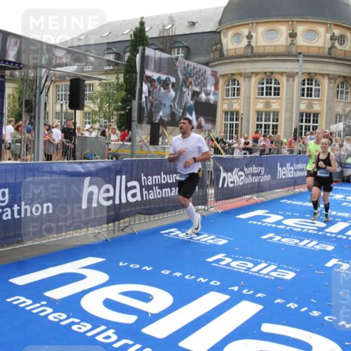 29.06.2025 - hella hamburg halbmarathon Michael Strokosch http://msf.ph/oto/8488254 29.06.2025 10:44:14 Ziel 1391, 3021, 4999, 5231, 5884, 7005, 9633, 10193, 10930, 12159, 14686, 14687, 15225, 15280, 16301, 16316, 16506, 16648, 17748, 18691 meine-sportfotos.de
