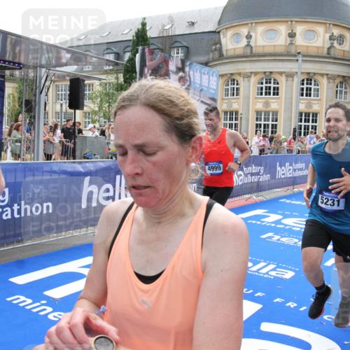 29.06.2025 - hella hamburg halbmarathon Michael Strokosch http://msf.ph/oto/8488353 29.06.2025 10:44:16 Ziel 1413, 1415, 4999, 5231, 5275, 5884, 7005, 8722, 9444, 9633, 10193, 10930, 12159, 14686, 14687, 15225, 15280, 16301, 16316, 16648, 16893, 17748, 18691 meine-sportfotos.de