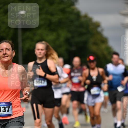 29.06.2025 - hella hamburg halbmarathon Dr. Thomas Lammeyer http://msf.ph/oto/8488391 29.06.2025 10:21:25 Kennedybrücke 1083, 1137, 1403, 1795, 2225, 2860, 2908, 3210, 3464, 3466, 3802, 3803, 4852, 5390, 5929, 5930, 5995, 6126, 6128, 6328, 6352, 6520, 6522, 6786, 7011, 7114, 7115, 7291, 7945, 8210, 8253, 8309, 8433, 8558, 8895, 8983, 9259, 9400, 9647, 9848, 10377, 10460, 10592, 10620, 10735 meine-sportfotos.de