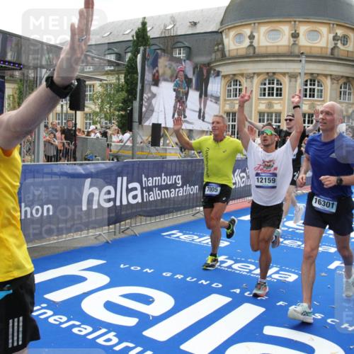 29.06.2025 - hella hamburg halbmarathon Michael Strokosch http://msf.ph/oto/8488464 29.06.2025 10:44:19 Ziel 1220, 1413, 1415, 4999, 5275, 5884, 7005, 8722, 9444, 12159, 12528, 14686, 14687, 15225, 15280, 16301, 16316, 16547, 16893, 18691 meine-sportfotos.de