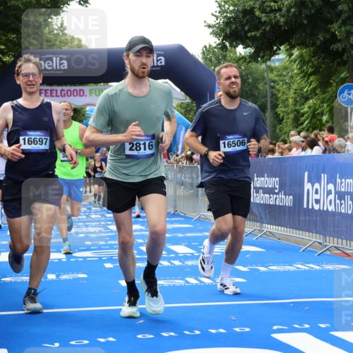 29.06.2025 - hella hamburg halbmarathon Strokosch-Dieckow http://msf.ph/oto/8488508 29.06.2025 10:44:05 Ziel 1391, 1558, 2816, 3021, 4981, 4999, 5231, 6705, 9081, 9633, 10193, 10930, 11346, 12159, 13123, 14686, 14687, 15225, 15280, 15383, 16506, 16648, 16697, 17516, 17748, 17977, 18004, 18691 meine-sportfotos.de