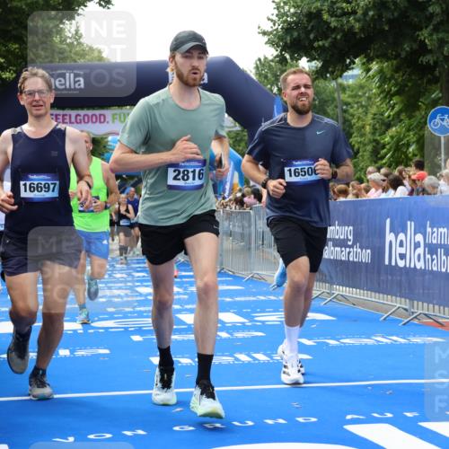 29.06.2025 - hella hamburg halbmarathon Strokosch-Dieckow http://msf.ph/oto/8488525 29.06.2025 10:44:05 Ziel 1391, 1558, 2816, 3021, 4981, 4999, 5231, 6705, 9081, 9633, 10193, 10930, 11346, 12159, 13123, 14686, 14687, 15225, 15280, 15383, 16506, 16648, 16697, 17516, 17748, 17977, 18004, 18691 meine-sportfotos.de