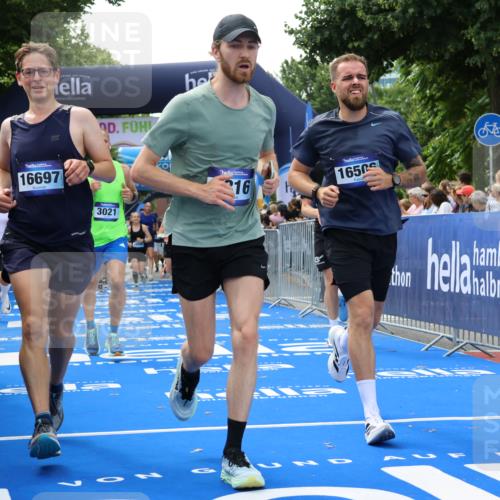 29.06.2025 - hella hamburg halbmarathon Strokosch-Dieckow http://msf.ph/oto/8488554 29.06.2025 10:44:05 Ziel 1391, 1558, 2816, 3021, 4981, 4999, 5231, 6705, 9081, 9633, 10193, 10930, 11346, 12159, 13123, 14686, 14687, 15225, 15280, 15383, 16506, 16648, 16697, 17516, 17748, 17977, 18004, 18691 meine-sportfotos.de