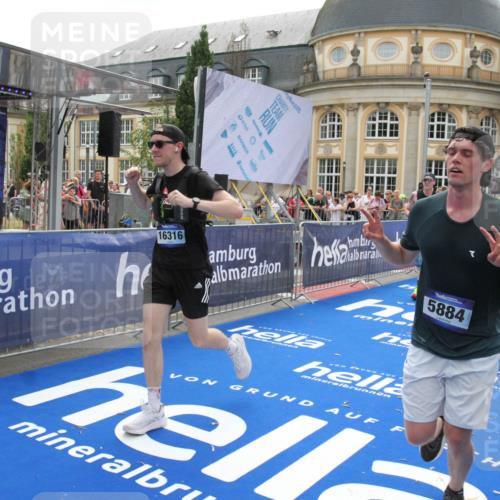 29.06.2025 - hella hamburg halbmarathon Michael Strokosch http://msf.ph/oto/8488564 29.06.2025 10:44:21 Ziel 1220, 1413, 1415, 1902, 5275, 5884, 7005, 7191, 8722, 9444, 12159, 12528, 14687, 15225, 16301, 16316, 16547, 16893, 18691 meine-sportfotos.de