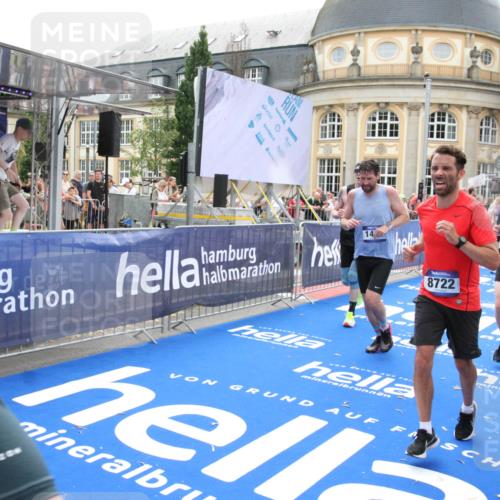29.06.2025 - hella hamburg halbmarathon Michael Strokosch http://msf.ph/oto/8488610 29.06.2025 10:44:21 Ziel 1220, 1413, 1415, 1902, 5275, 5884, 7005, 7191, 8722, 9444, 12159, 12528, 14687, 15225, 16301, 16316, 16547, 16893, 18691 meine-sportfotos.de