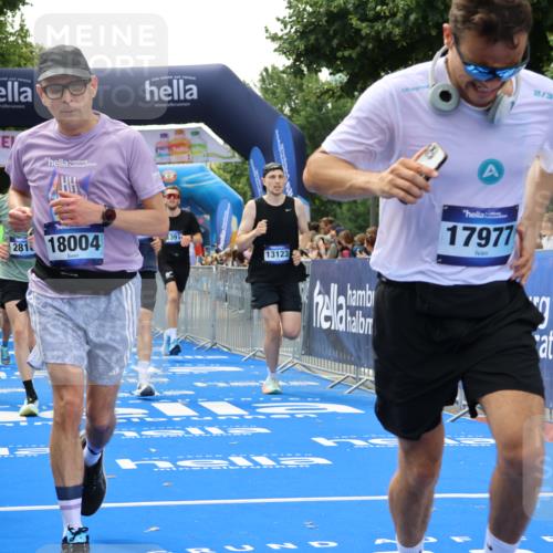29.06.2025 - hella hamburg halbmarathon Strokosch-Dieckow http://msf.ph/oto/8488659 29.06.2025 10:44:03 Ziel 1391, 1558, 2816, 3021, 4981, 4999, 5231, 6705, 8063, 8900, 9081, 9633, 10193, 10596, 10930, 11346, 13123, 15383, 16506, 16648, 16697, 17516, 17748, 17977, 18004 meine-sportfotos.de