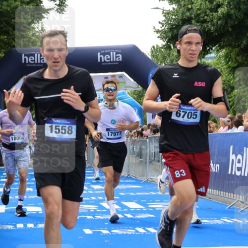 29.06.2025 - hella hamburg halbmarathon Strokosch-Dieckow http://msf.ph/oto/8488776 29.06.2025 10:44:02 Ziel 1391, 1558, 2816, 3021, 4981, 5231, 6705, 8063, 8900, 9081, 9633, 10193, 10596, 10930, 11346, 12438, 13123, 15383, 16506, 16648, 16697, 17516, 17748, 17977, 18004 meine-sportfotos.de