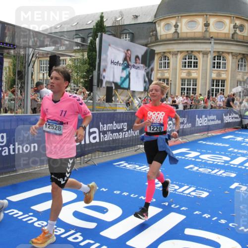 29.06.2025 - hella hamburg halbmarathon Michael Strokosch http://msf.ph/oto/8488803 29.06.2025 10:44:25 Ziel 1220, 1413, 1902, 4310, 4691, 5275, 7191, 9444, 12327, 12528, 16547, 16803, 16893, 18806 meine-sportfotos.de