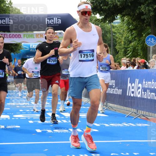 29.06.2025 - hella hamburg halbmarathon Strokosch-Dieckow http://msf.ph/oto/8488864 29.06.2025 10:44:01 Ziel 1391, 1558, 2816, 3021, 4981, 6705, 8063, 8900, 9081, 9633, 10193, 10596, 10930, 11346, 12438, 13123, 15383, 16506, 16549, 16648, 16697, 17403, 17516, 17977, 18004 meine-sportfotos.de