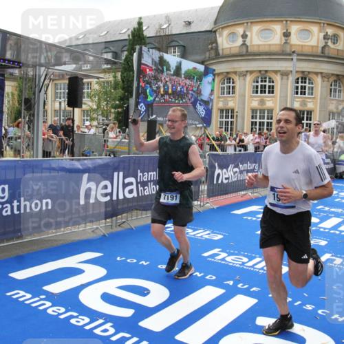 29.06.2025 - hella hamburg halbmarathon Michael Strokosch http://msf.ph/oto/8488897 29.06.2025 10:44:28 Ziel 1057, 1902, 4310, 4691, 7191, 8928, 12327, 12554, 14667, 16803, 17729, 18806 meine-sportfotos.de