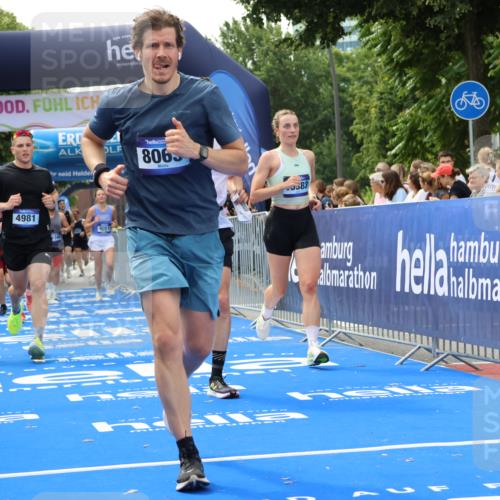 29.06.2025 - hella hamburg halbmarathon Strokosch-Dieckow http://msf.ph/oto/8488955 29.06.2025 10:43:57 Ziel 1558, 2816, 3697, 3907, 4981, 5624, 6705, 8063, 8145, 8900, 9043, 9081, 10493, 10596, 11346, 11809, 12438, 12966, 13123, 14861, 15383, 16549, 16697, 17376, 17403, 17516, 17977, 18004, 18678 meine-sportfotos.de