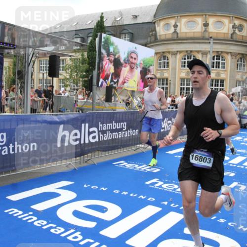 29.06.2025 - hella hamburg halbmarathon Michael Strokosch http://msf.ph/oto/8488957 29.06.2025 10:44:30 Ziel 1057, 1902, 4310, 4691, 7191, 7322, 8928, 12327, 12554, 14464, 14667, 16803, 17729, 18765, 18806 meine-sportfotos.de