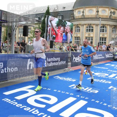 29.06.2025 - hella hamburg halbmarathon Michael Strokosch http://msf.ph/oto/8488994 29.06.2025 10:44:30 Ziel 1057, 1902, 4310, 4691, 7191, 7322, 8928, 12327, 12554, 14464, 14667, 16803, 17729, 18765, 18806 meine-sportfotos.de