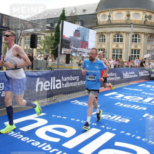 29.06.2025 - hella hamburg halbmarathon Michael Strokosch http://msf.ph/oto/8489025 29.06.2025 10:44:31 Ziel 1057, 4310, 4691, 7322, 8928, 12327, 12554, 14464, 14667, 16803, 17097, 17729, 18765, 18806 meine-sportfotos.de