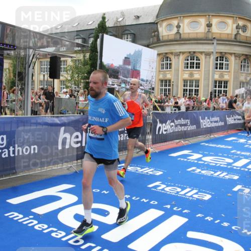 29.06.2025 - hella hamburg halbmarathon Michael Strokosch http://msf.ph/oto/8489062 29.06.2025 10:44:31 Ziel 1057, 4310, 4691, 7322, 8928, 12327, 12554, 14464, 14667, 16803, 17097, 17729, 18765, 18806 meine-sportfotos.de