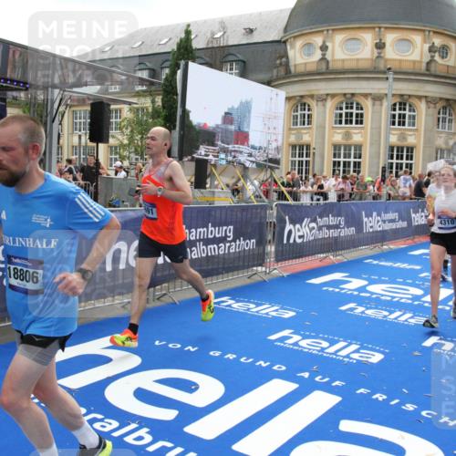 29.06.2025 - hella hamburg halbmarathon Michael Strokosch http://msf.ph/oto/8489094 29.06.2025 10:44:31 Ziel 1057, 4310, 4691, 7322, 8928, 12327, 12554, 14464, 14667, 16803, 17097, 17729, 18765, 18806 meine-sportfotos.de