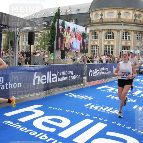 29.06.2025 - hella hamburg halbmarathon Michael Strokosch http://msf.ph/oto/8489122 29.06.2025 10:44:32 Ziel 1057, 3305, 4310, 4691, 7322, 8928, 12327, 12554, 14464, 14667, 15862, 16803, 17097, 17729, 18765, 18806 meine-sportfotos.de