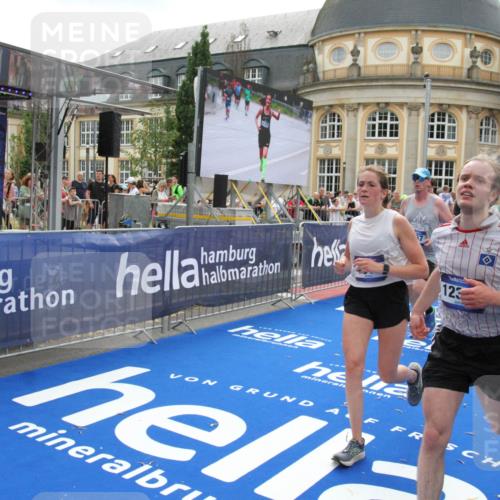 29.06.2025 - hella hamburg halbmarathon Michael Strokosch http://msf.ph/oto/8489152 29.06.2025 10:44:32 Ziel 1057, 3305, 4310, 4691, 7322, 8928, 12327, 12554, 14464, 14667, 15862, 16803, 17097, 17729, 18765, 18806 meine-sportfotos.de