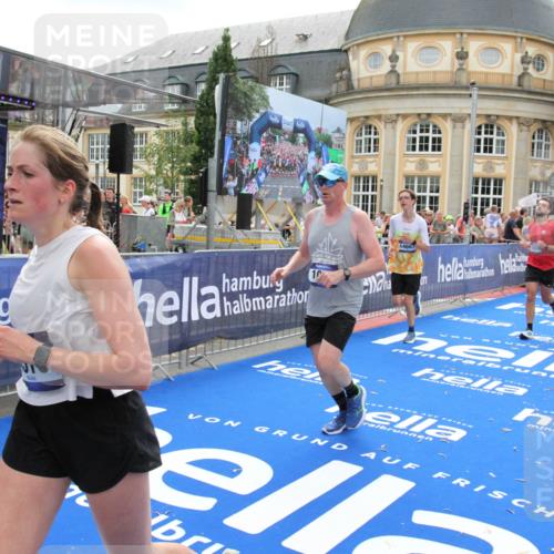 29.06.2025 - hella hamburg halbmarathon Michael Strokosch http://msf.ph/oto/8489204 29.06.2025 10:44:33 Ziel 1057, 1468, 3305, 4310, 4691, 7322, 7710, 8928, 12327, 12554, 14464, 14667, 15862, 17097, 17729, 18765, 18806 meine-sportfotos.de