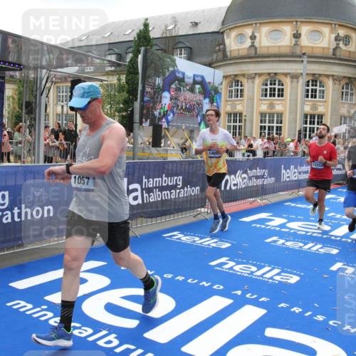 29.06.2025 - hella hamburg halbmarathon Michael Strokosch http://msf.ph/oto/8489233 29.06.2025 10:44:33 Ziel 1057, 1468, 3305, 4310, 4691, 7322, 7710, 8928, 12327, 12554, 14464, 14667, 15862, 17097, 17729, 18765, 18806 meine-sportfotos.de