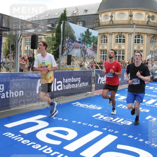 29.06.2025 - hella hamburg halbmarathon Michael Strokosch http://msf.ph/oto/8489271 29.06.2025 10:44:34 Ziel 1057, 1468, 2365, 2402, 3305, 4310, 4691, 5476, 6495, 7322, 7710, 8928, 12327, 12554, 14464, 14667, 15862, 17097, 17729, 18539, 18765 meine-sportfotos.de