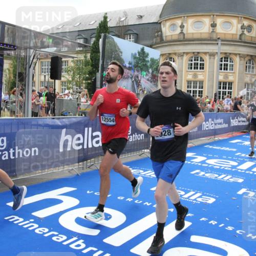 29.06.2025 - hella hamburg halbmarathon Michael Strokosch http://msf.ph/oto/8489295 29.06.2025 10:44:34 Ziel 1057, 1468, 2365, 2402, 3305, 4310, 4691, 5476, 6495, 7322, 7710, 8928, 12327, 12554, 14464, 14667, 15862, 17097, 17729, 18539, 18765 meine-sportfotos.de