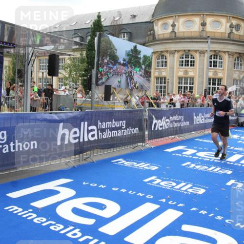 29.06.2025 - hella hamburg halbmarathon Michael Strokosch http://msf.ph/oto/8489341 29.06.2025 10:44:35 Ziel 1057, 1468, 2365, 2402, 3305, 5476, 6495, 7322, 7710, 8928, 12554, 12711, 14351, 14464, 14667, 14798, 15862, 17097, 17729, 18539, 18765 meine-sportfotos.de