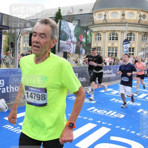 29.06.2025 - hella hamburg halbmarathon Michael Strokosch http://msf.ph/oto/8489548 29.06.2025 10:44:42 Ziel 1468, 1782, 2365, 2402, 4991, 5476, 6490, 6495, 7710, 10669, 12711, 14351, 14798, 14816, 15185, 15233, 16224, 18107, 18437, 18464, 18539, 18560, 18868, 19206 meine-sportfotos.de