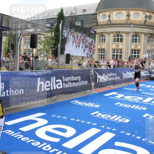 29.06.2025 - hella hamburg halbmarathon Michael Strokosch http://msf.ph/oto/8489633 29.06.2025 10:44:45 Ziel 1782, 2970, 4270, 4991, 6490, 10669, 14816, 15185, 15233, 16224, 17251, 18107, 18437, 18464, 18560, 18868, 19206 meine-sportfotos.de