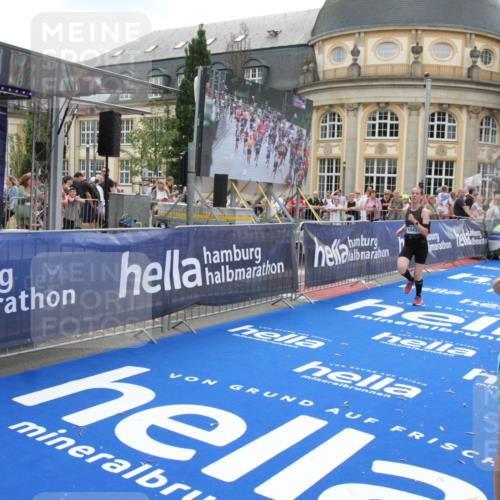 29.06.2025 - hella hamburg halbmarathon Michael Strokosch http://msf.ph/oto/8489645 29.06.2025 10:44:45 Ziel 1782, 2970, 4270, 4991, 6490, 10669, 14816, 15185, 15233, 16224, 17251, 18107, 18437, 18464, 18560, 18868, 19206 meine-sportfotos.de