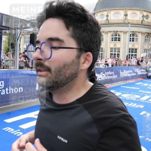 29.06.2025 - hella hamburg halbmarathon Michael Strokosch http://msf.ph/oto/8489663 29.06.2025 10:44:46 Ziel 1782, 1941, 2970, 3785, 4270, 4991, 6490, 10669, 15185, 15233, 17251, 18107, 18437, 18464, 18868, 19206 meine-sportfotos.de