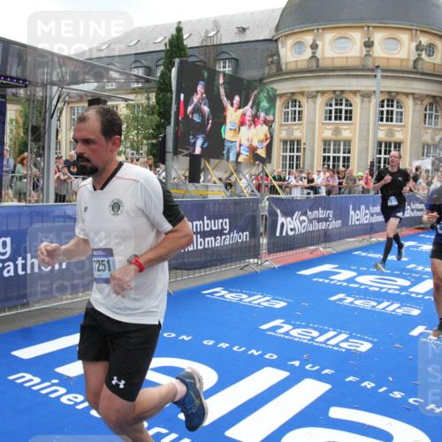29.06.2025 - hella hamburg halbmarathon Michael Strokosch http://msf.ph/oto/8489746 29.06.2025 10:44:51 Ziel 1941, 2098, 2970, 3004, 3098, 3785, 4270, 4915, 7056, 7167, 7325, 9720, 12161, 15185, 15233, 16834, 17251, 19207, 19210 meine-sportfotos.de