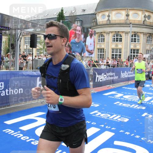 29.06.2025 - hella hamburg halbmarathon Michael Strokosch http://msf.ph/oto/8489761 29.06.2025 10:44:52 Ziel 1941, 2098, 2970, 3004, 3098, 3785, 4270, 4915, 7056, 7167, 7325, 9720, 12161, 16834, 17251, 19207, 19210 meine-sportfotos.de