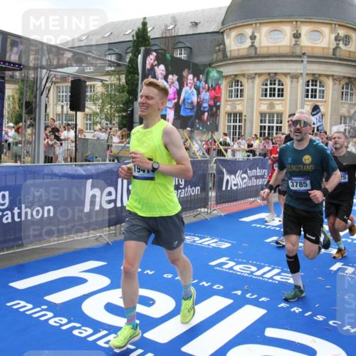 29.06.2025 - hella hamburg halbmarathon Michael Strokosch http://msf.ph/oto/8489808 29.06.2025 10:44:53 Ziel 1941, 2098, 2970, 3004, 3098, 3785, 4270, 4425, 4915, 7056, 7167, 7325, 9720, 12161, 16834, 17406, 18631, 19207, 19210 meine-sportfotos.de