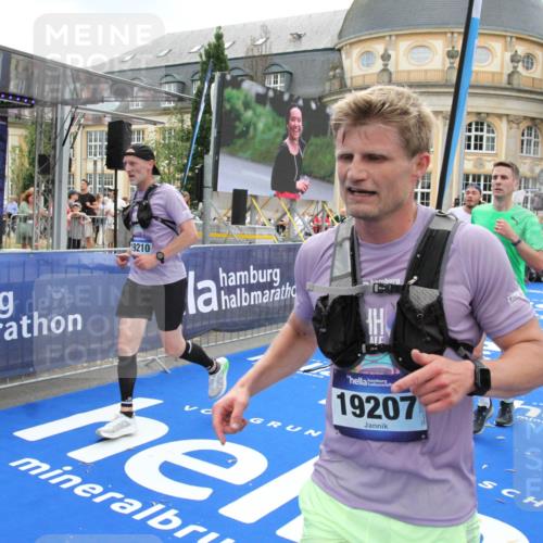 29.06.2025 - hella hamburg halbmarathon Michael Strokosch http://msf.ph/oto/8489868 29.06.2025 10:44:55 Ziel 1941, 2098, 2890, 3004, 3098, 3785, 4425, 4915, 7056, 7167, 7325, 9030, 9720, 12161, 16834, 17382, 17406, 18631, 19207, 19210 meine-sportfotos.de