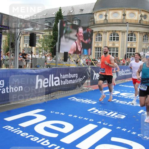 29.06.2025 - hella hamburg halbmarathon Michael Strokosch http://msf.ph/oto/8489945 29.06.2025 10:44:57 Ziel 1424, 1520, 2098, 2890, 3098, 4425, 7056, 7167, 9030, 9720, 12161, 17382, 17406, 18055, 18631, 19207, 19210 meine-sportfotos.de