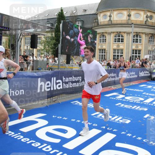 29.06.2025 - hella hamburg halbmarathon Michael Strokosch http://msf.ph/oto/8489993 29.06.2025 10:44:58 Ziel 1424, 1520, 2098, 2890, 3098, 4425, 7056, 7167, 9030, 9720, 12161, 16058, 17382, 17406, 17544, 18055, 18631, 19210 meine-sportfotos.de