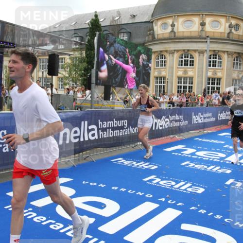 29.06.2025 - hella hamburg halbmarathon Michael Strokosch http://msf.ph/oto/8490028 29.06.2025 10:44:59 Ziel 1424, 1520, 2098, 2890, 4425, 9030, 9720, 12161, 16058, 17382, 17406, 17544, 18055, 18631 meine-sportfotos.de