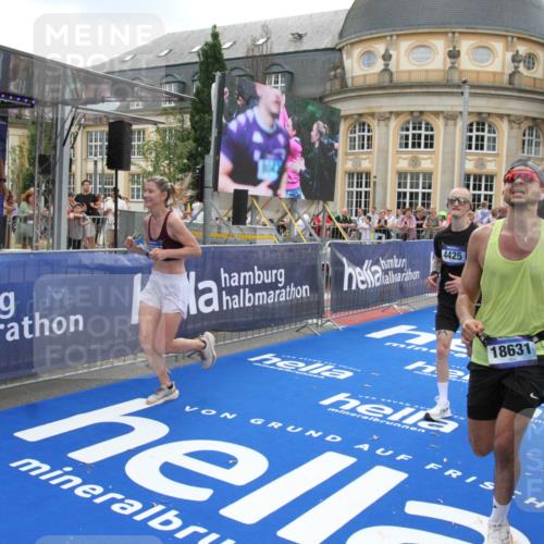 29.06.2025 - hella hamburg halbmarathon Michael Strokosch http://msf.ph/oto/8490040 29.06.2025 10:44:59 Ziel 1424, 1520, 2098, 2890, 4425, 9030, 9720, 12161, 16058, 17382, 17406, 17544, 18055, 18631 meine-sportfotos.de