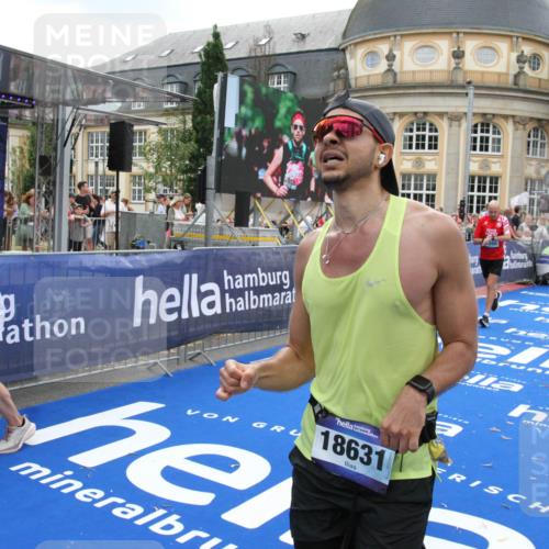 29.06.2025 - hella hamburg halbmarathon Michael Strokosch http://msf.ph/oto/8490055 29.06.2025 10:45:00 Ziel 1171, 1424, 1520, 2098, 2890, 4425, 9030, 9720, 12161, 16058, 17381, 17382, 17406, 17544, 18055, 18631 meine-sportfotos.de