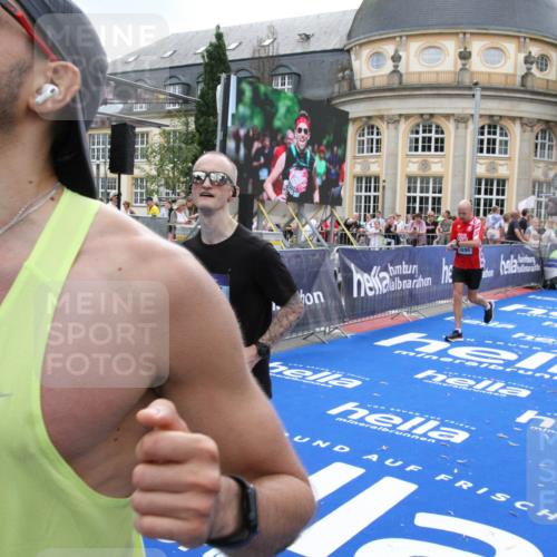 29.06.2025 - hella hamburg halbmarathon Michael Strokosch http://msf.ph/oto/8490072 29.06.2025 10:45:00 Ziel 1171, 1424, 1520, 2098, 2890, 4425, 9030, 9720, 12161, 16058, 17381, 17382, 17406, 17544, 18055, 18631 meine-sportfotos.de