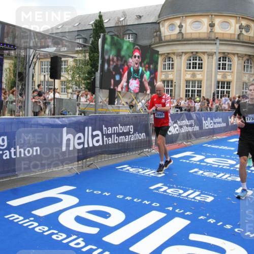 29.06.2025 - hella hamburg halbmarathon Michael Strokosch http://msf.ph/oto/8490083 29.06.2025 10:45:01 Ziel 1171, 1424, 1520, 2890, 4425, 7843, 9030, 15334, 16058, 17381, 17382, 17406, 17544, 18055, 18631 meine-sportfotos.de