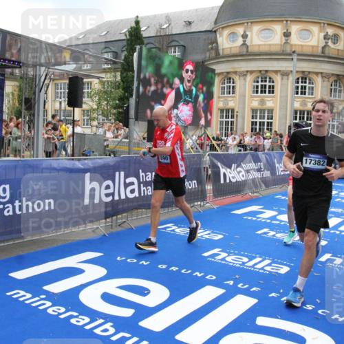 29.06.2025 - hella hamburg halbmarathon Michael Strokosch http://msf.ph/oto/8490093 29.06.2025 10:45:01 Ziel 1171, 1424, 1520, 2890, 4425, 7843, 9030, 15334, 16058, 17381, 17382, 17406, 17544, 18055, 18631 meine-sportfotos.de