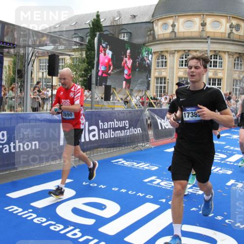 29.06.2025 - hella hamburg halbmarathon Michael Strokosch http://msf.ph/oto/8490110 29.06.2025 10:45:02 Ziel 1171, 1424, 1520, 2890, 4425, 6266, 7709, 7843, 9030, 11688, 15334, 16058, 17381, 17382, 17406, 17544, 18055, 18631 meine-sportfotos.de